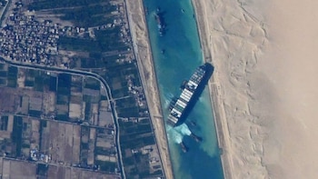 193 kilómetros, más de 50 barcos al día y dos mares que mueven casi el 12% del comercio mundial: así es el Canal de Suez