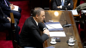 El jefe del Gabinete de Argentina niega haber cometido delitos y avanza que no renunciará a su cargo