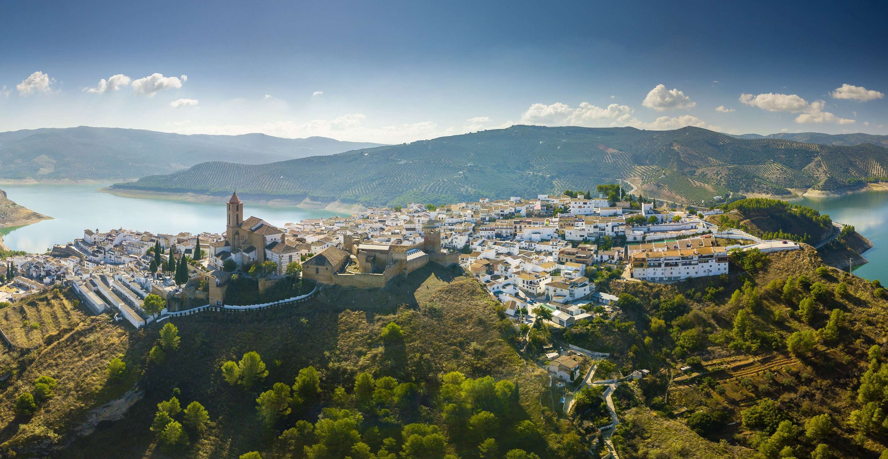 Una panorámica sobre el pueblo de Iznájar y el embalse que recorre su frontera (Turismo de la Subbetica)