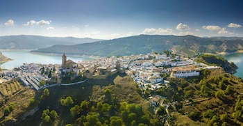 Una panorámica sobre el pueblo de Iznájar y el embalse que recorre su frontera (Turismo de la Subbetica)
