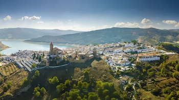 Lo siento, Santorini, pero este pueblo con fachadas encaladas y vistas encantadoras está en Andalucía