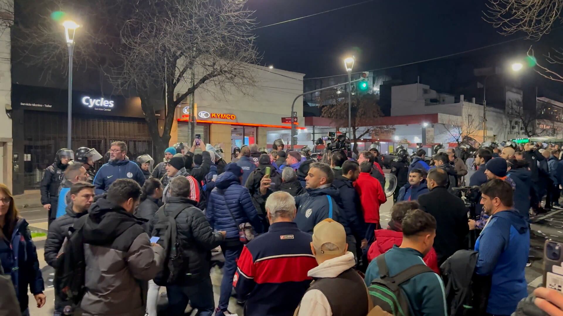 Una de las protestas de los hinchas. Moretti también se refirió a esto durante la entrevista