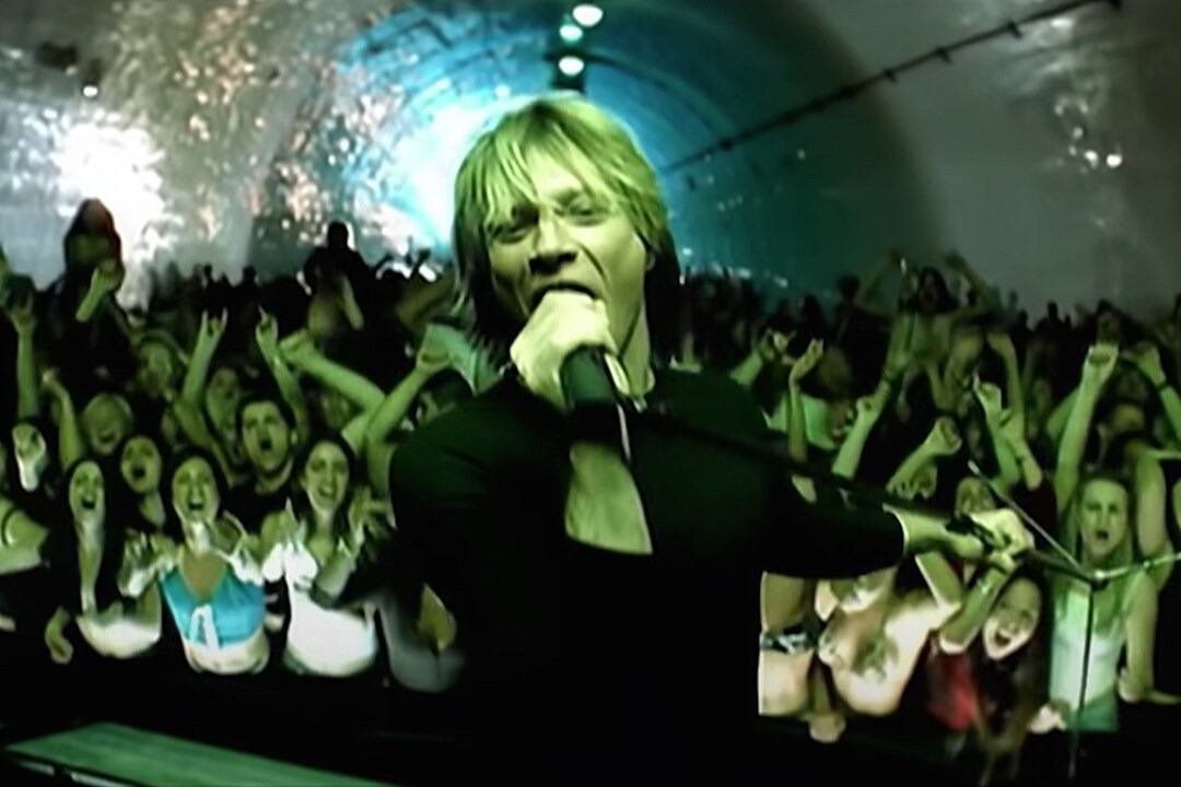 El éxito de “It’s My Life” convirtió a Bon Jovi en un referente intergeneracional del rock desde el lanzamiento del álbum ‘Crush’ en 2000 (Captura de video)