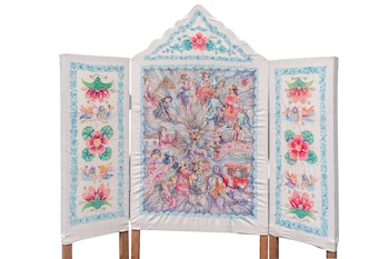 Tríptico de tela bordada con motivos florales en los paneles laterales y escenas con múltiples figuras bordadas en el panel central