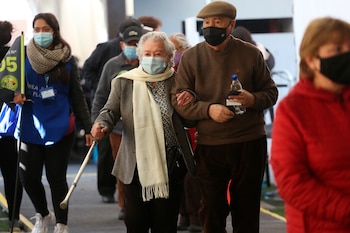 Dos adultos mayores caminan por