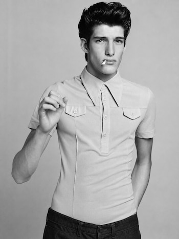 Iván de Pineda con polo de algodón y lycra de Dolce & Gabbana y cigarrillo, en la producción "Top Boy" de L'Uomo Vogue