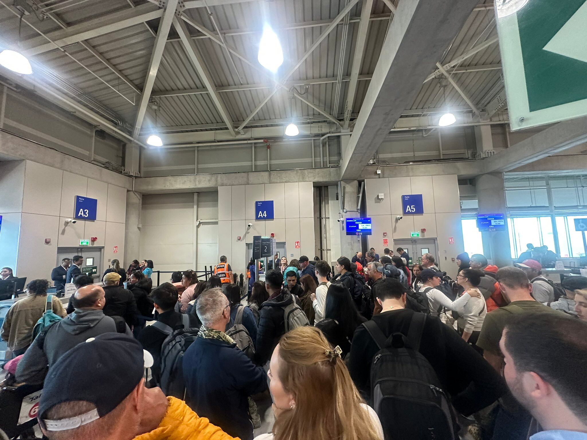Miles de pasajeros permanecen varados en el nuevo aeropuerto Jorge Chávez por la cancelación de sus vuelos