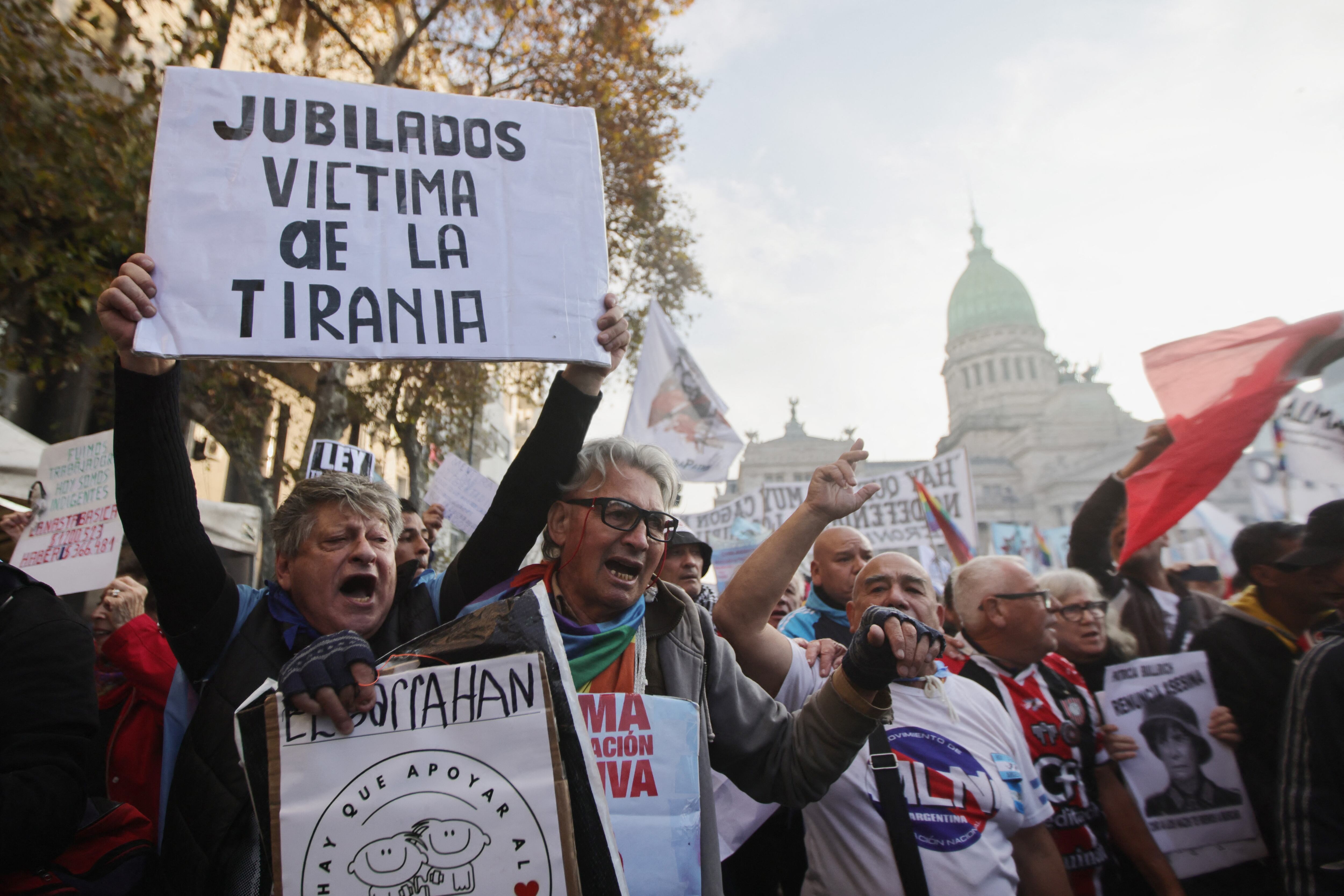 Los jubilados también volverán a manifestarse en el centro porteño (Photo by Emiliano Lasalvia / AFP)
