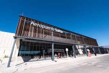 Edificio moderno con ventanales de vidrio y una estructura superior metálica donde se lee Aeropuerto Salta en letras blancas