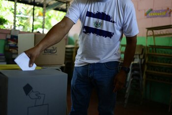 Un joven deposita su voto