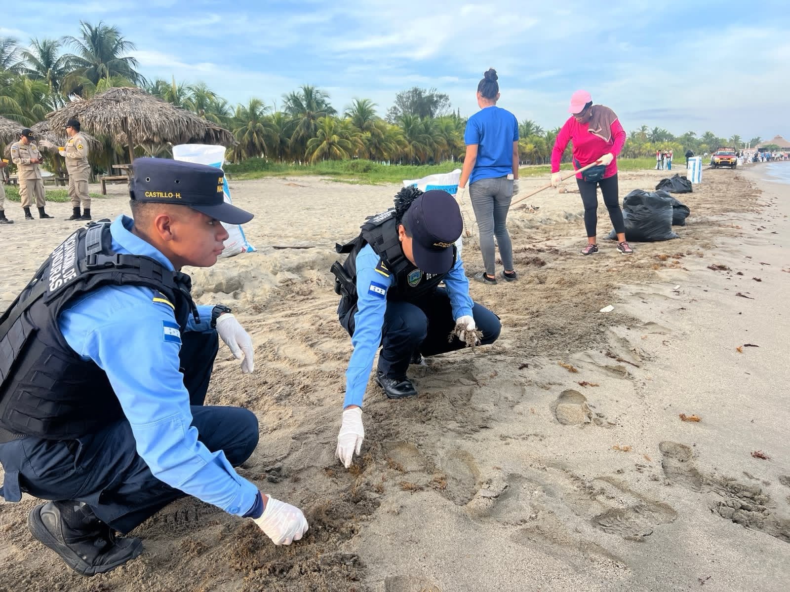 Representantes del sector turístico participaron en las labores para mejorar las condiciones de la playa. (Foto: Policía Nacional)