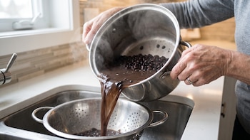 Qué hacer con el agua donde herviste los frijoles antes de tirarla por el fregadero