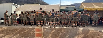 Tras 250 horas del derrumbre en la mina San Fe en El Rosario Sinaloa, lelementos del Ejército siguen trabajando para rescatar a los tres mineros aún atrapados Foto: Ejército mexicano