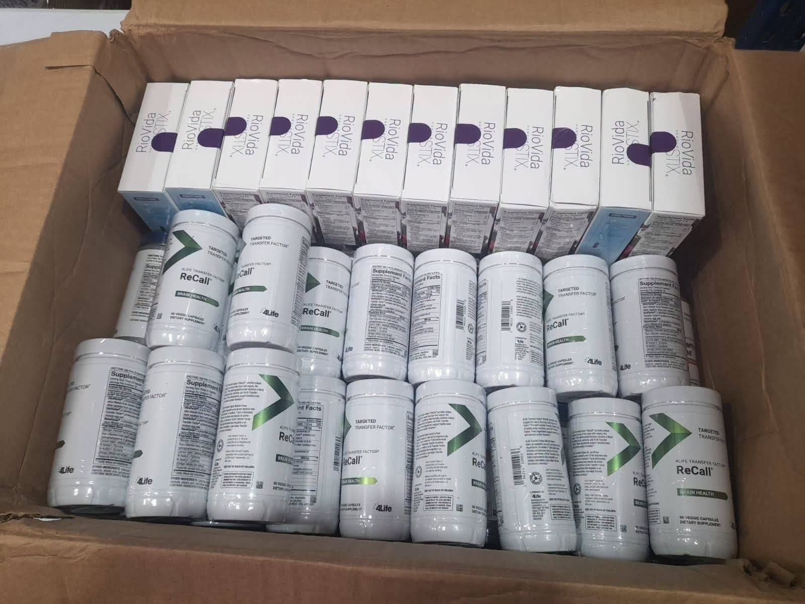 Las autoridades interceptaron un furgón con 555 cajas de relojes, perfumes, medicamentos, joyas y aparatos eléctricos. (PNC de Guatemala)