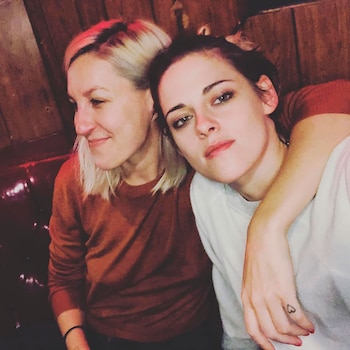 La novia de Stewart trabaja