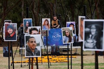 Tributo a los jóvenes que fueron asesinados en la fiesta Nova el 7 de octubre de 2023 (REUTERS/Amir Cohen)