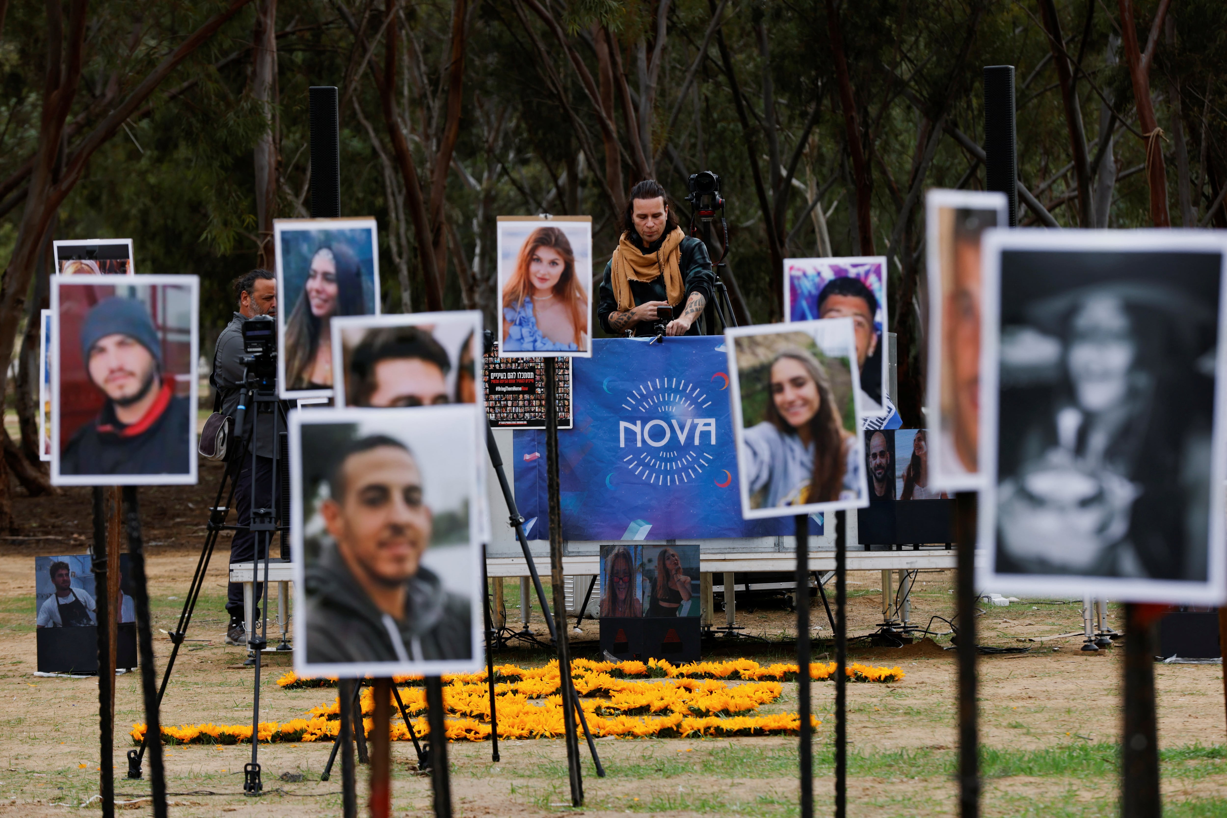 Tributo a los jóvenes que fueron asesinados en la fiesta Nova el 7 de octubre de 2023 (REUTERS/Amir Cohen)