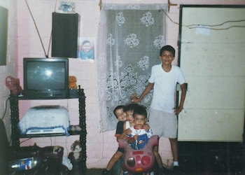 Compartiendo con sus hermanos y un vecino. (Foto: cortesía)