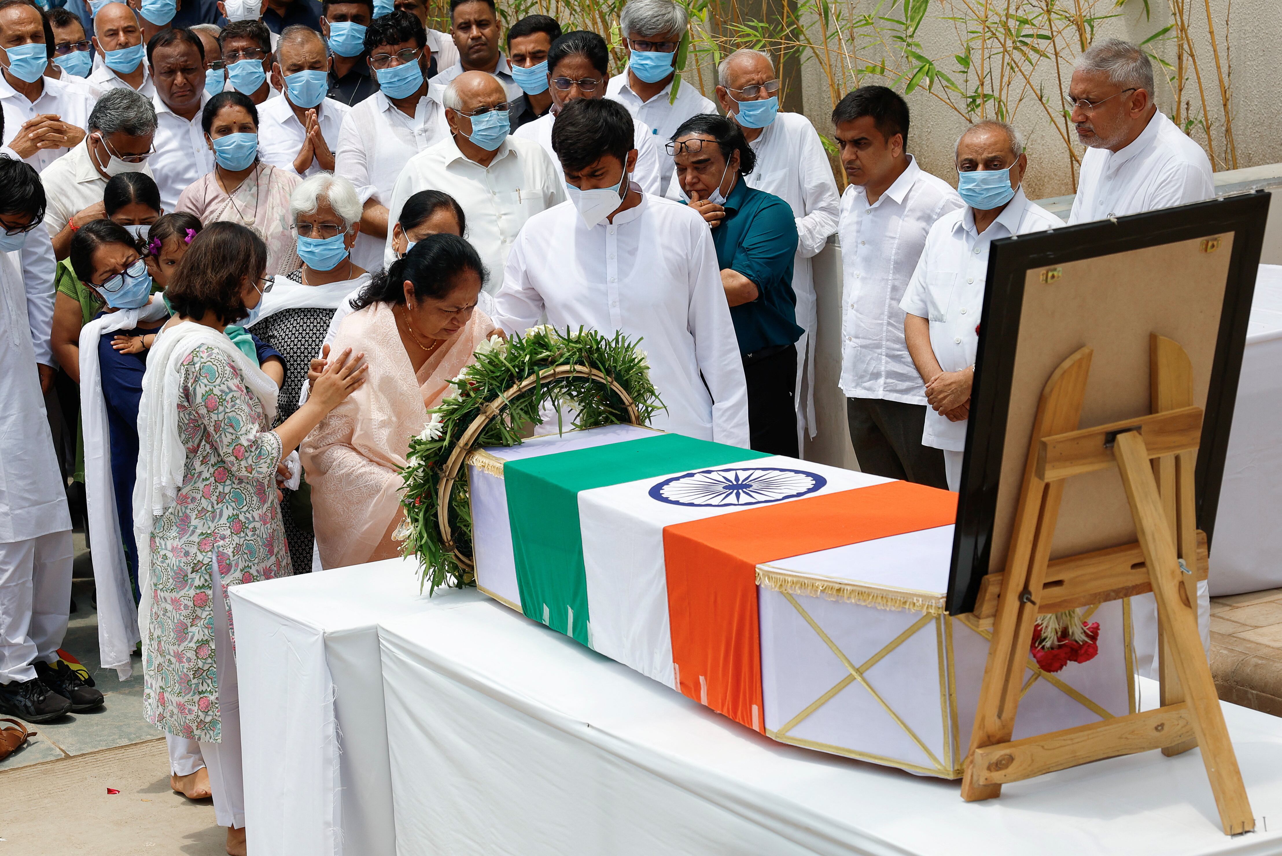 Anjali Rupani, esposa del ex primer ministro de Gujarat Vijay Rupani, asiste a una ceremonia de colocación de coronas florales en honor a Vijay Rupani, quien falleció cuando un avión Boeing 787-8 Dreamliner de Air India se estrelló durante el despegue de un aeropuerto, frente a una morgue en un hospital en Ahmedabad, India, el 16 de junio de 2025. REUTERS/Adnan Abidi