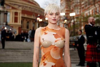 Emma Corrin se dio a