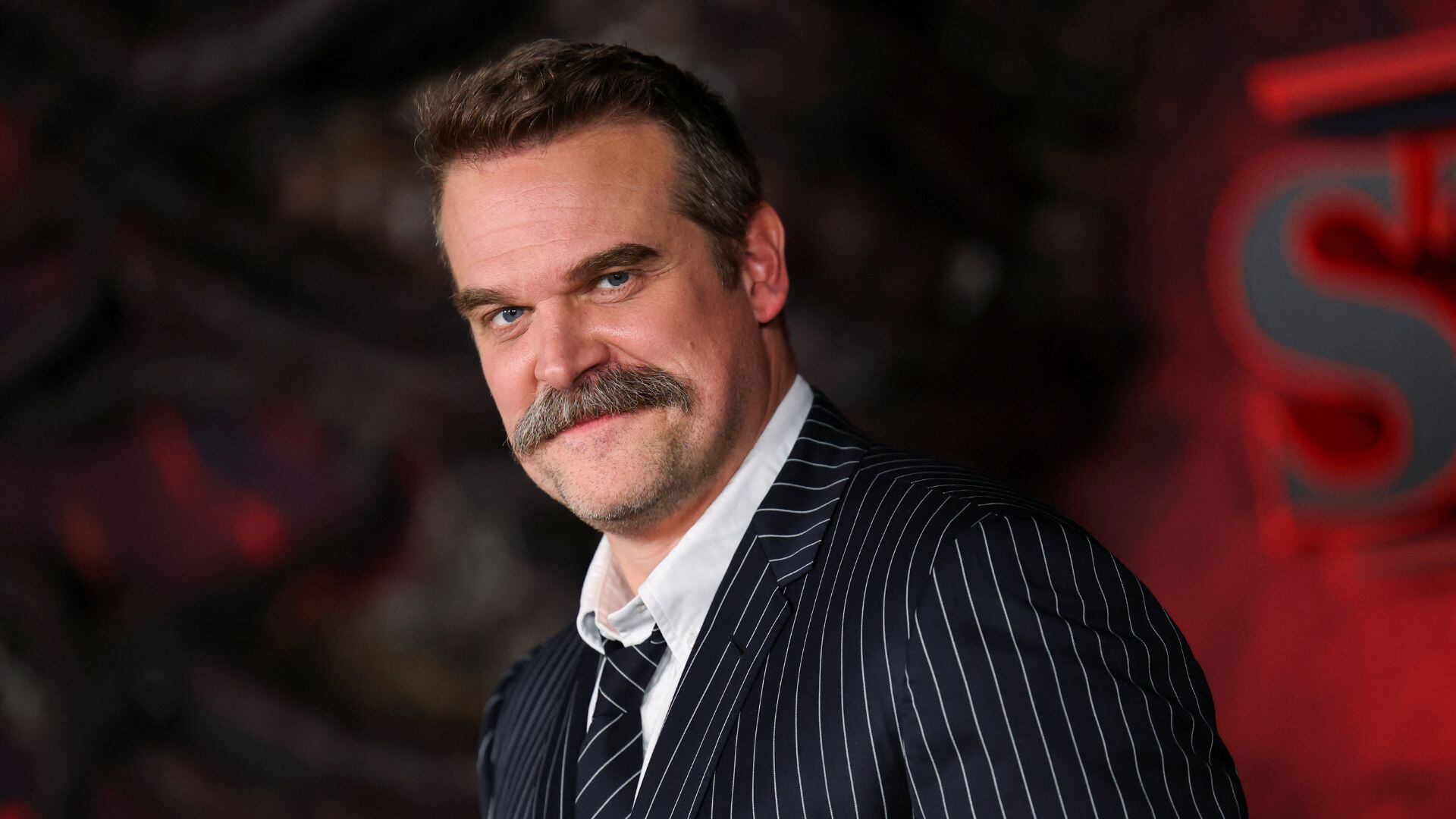 David Harbour atiende a los medios en un acto promocional de la quinta temporada de