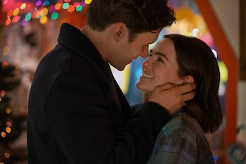 Zoey Deutch y Nick Robinson encabezan el nuevo elenco de “Mensajes de voz para Isabelle” tras el recambio de protagonistas y dirección. (Crédito: Diyah Pera/Netflix © 2026)