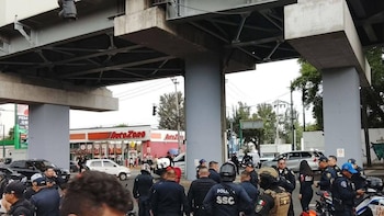 Elementos policiales arribaron al sitio tras el ataque armado registrado en la alcaldía Iztapalapa. Crédito: Redes Sociales.