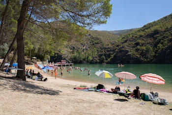 Varias personas pasan el día en la playa del embalse de Bolarque, a 20 de agosto, en Guadalajara, Castilla La-Mancha, (España). (Rafael Bastante/Europa Press)