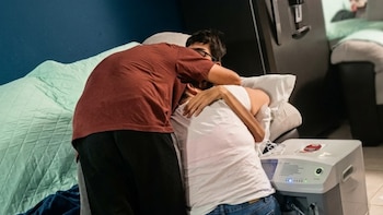 Tras ser deportados y pasar 25 días detenidos por ICE, Isidoro y Anabel pudieron reunirse con su hijo en el hospital