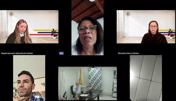 Alias Karina, exintegrante de la FARC, durante su intervención en una sala de Justicia y Paz, donde habló sobre verdad, responsabilidad y reparación simbólica a las víctimas - crédito Tribunal Superior de Bogotá/X