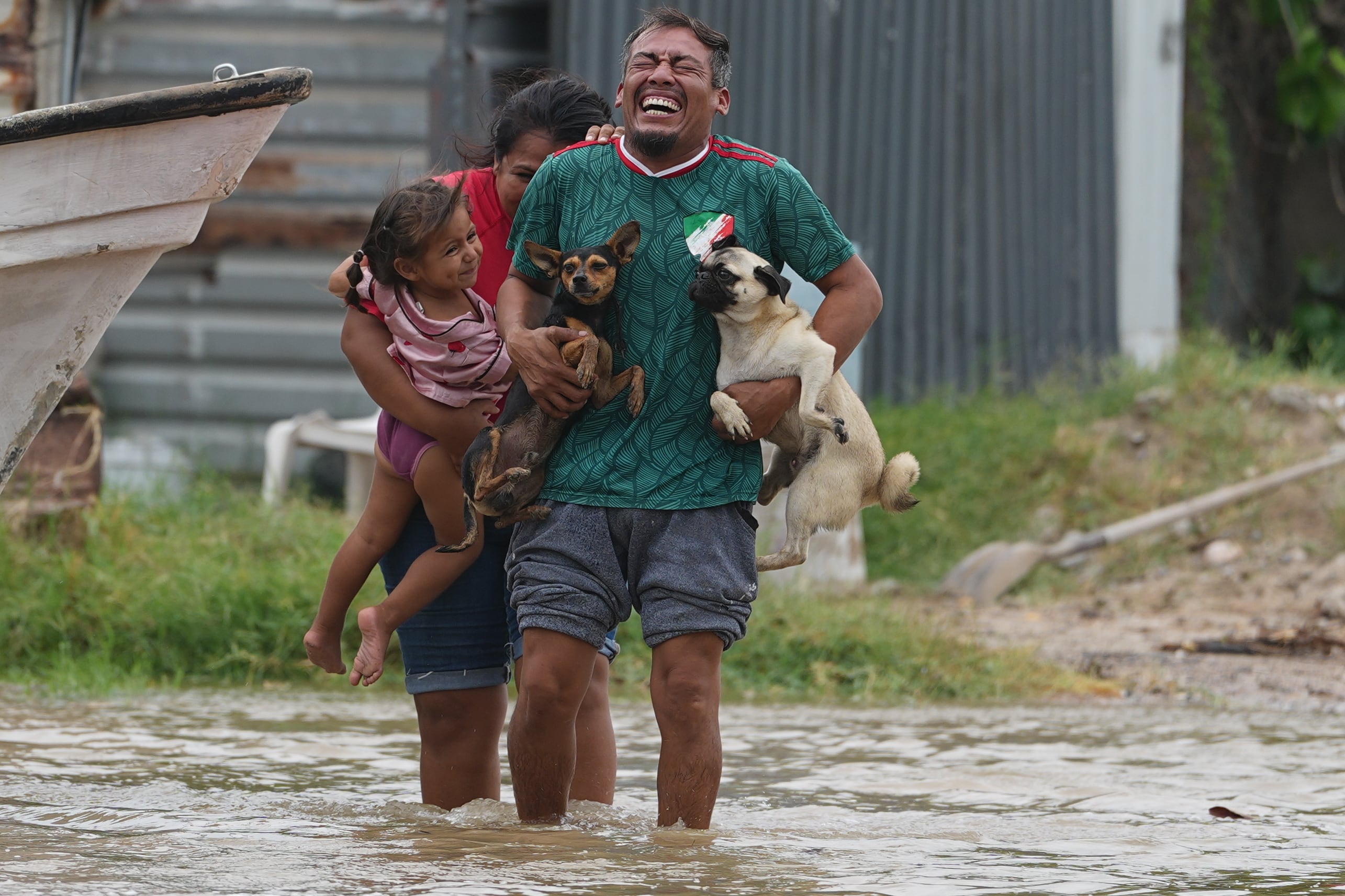 La gente evacua sus hogares mientras el huracán Polo se acerca a Puerto San Carlos, en el estado de Baja California Sur, México, el lunes 28 de septiembre de 2026. (Foto AP/Eduardo Verdugo)
