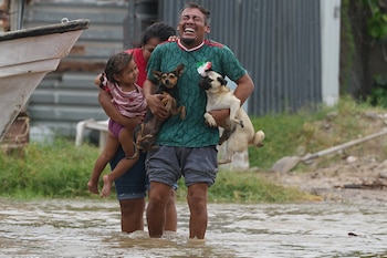 El ciclón Polo provocará lluvias torrenciales en Sonora, intensas en Sinaloa y muy fuertes en Baja California Sur y Chihuahua. (Foto AP/Eduardo Verdugo)
