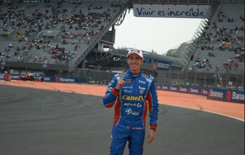 El piloto mexicano firmó una