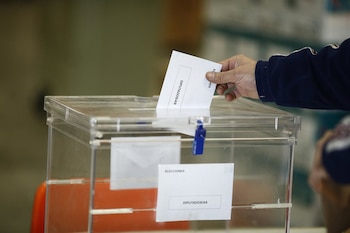 15/12/2015 29N.- El Gobierno ve imposible separar entre nacionalizados por 'ley de nietos' y otros motivos antes de las elecciones.
El Gobierno considera "materialmente imposible" que antes de las elecciones generales adelantadas para el próximo 29 de noviembre se pueda diferenciar entre las personas nacionalizadas por la 'ley de nietos' y quienes lo fueron por otros motivos, después de que el Tribunal Supremo paralizara de forma cautelar el voto y las nuevas inscripciones en el Censo Electoral de Residentes Ausentes (CERA) salvo exilio acreditado.
EUROPA ESPAÑA POLÍTICA