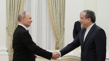 El canciller de Irán llegó a Rusia para reunirse con Putin para hablar sobre el desarrollo de la guerra con Estados Unidos