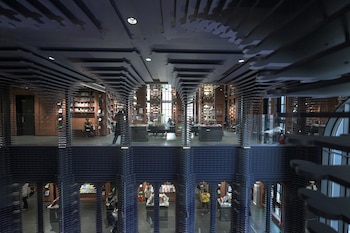 Personas visitando una librería en