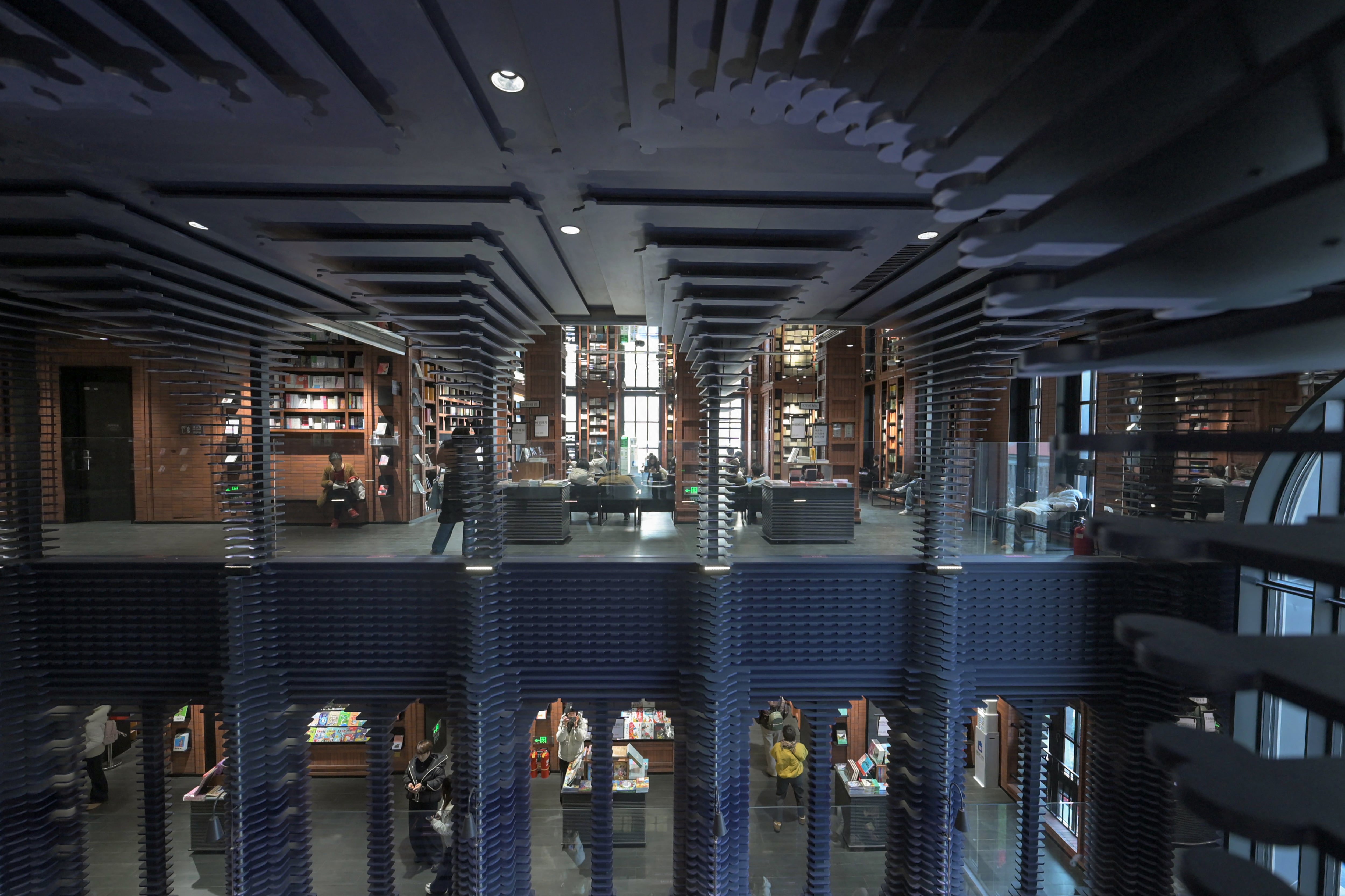 Personas visitando una librería en Tianjib