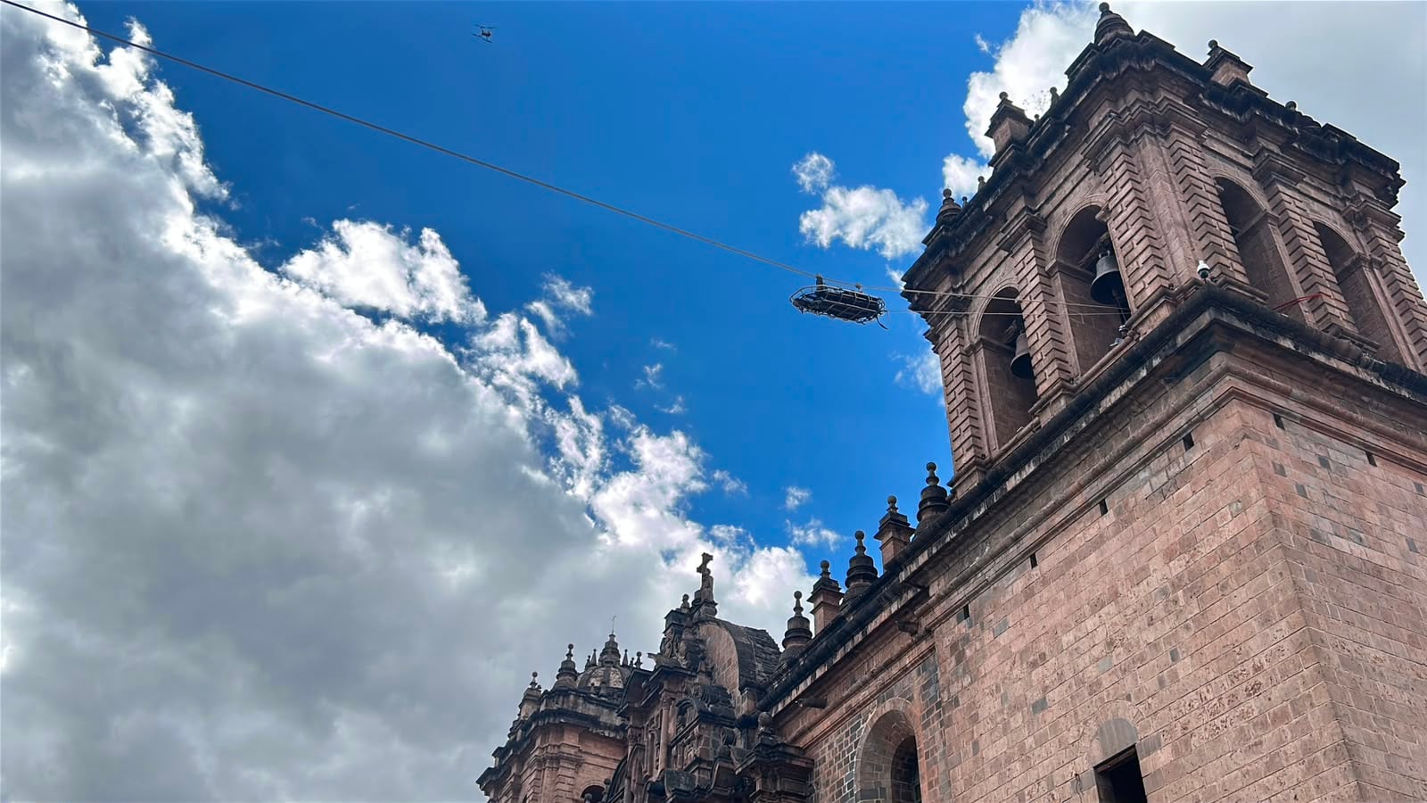 Equipos de emergencia realizan la extracción simulada de una persona desde el campanario de la Catedral del Cusco durante el II Simulacro Nacional Multipeligro 2026. (Infobae / Marilyn Corrales)