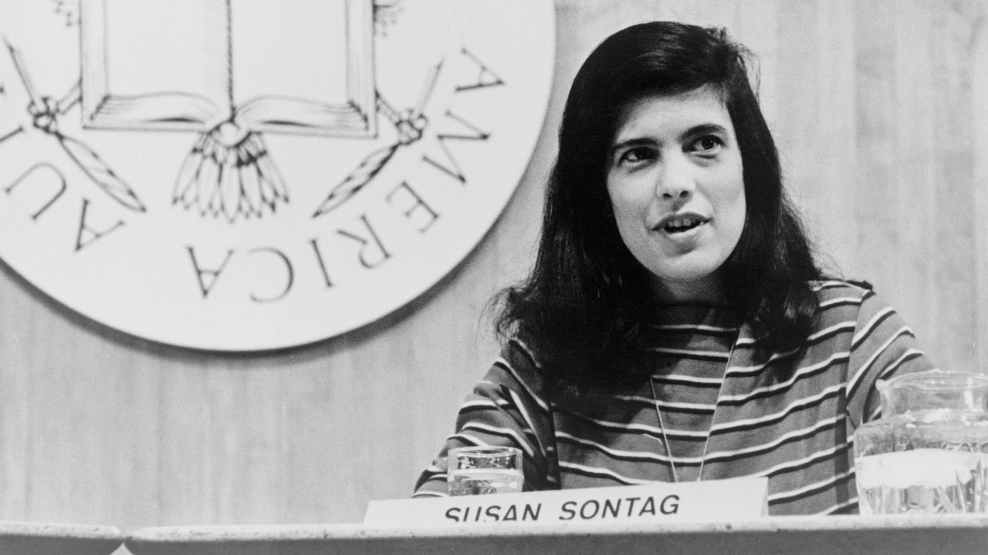 Susan Sontag, escritora estadounidense: “La guerra es una de las pocas actividades humanas en las que el hombre se siente plenamente vivo” (Foto: Everett/Shutterstock)