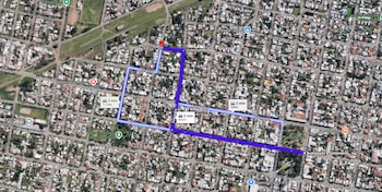 El remisero circuló por calle Buenos Aires en contramano hasta Sarmiento y continuó hacia Castelli, donde el agresor cayó del vehículo (Google Maps)