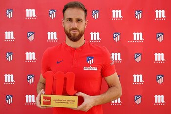 07/08/2020 Fútbol.- Jan Oblak: "Buscamos algo más en la Liga, pero no fue posible".
El portero esloveno del Atlético de Madrid, Jan Oblak, reconoció que no les fue "posible" conseguir "algo más" en LaLiga Santander que el "objetivo cumplido" de conseguir la clasificación para la próxima Liga de Campeones, y aseguró que ve "muy bien" al equipo de cara al "reto nuevo, diferente y especial" de la 'Final a 8' del torneo continental de la semana que viene.
ESPAÑA EUROPA DEPORTES MADRID
ATLÉTICO DE MADRID
