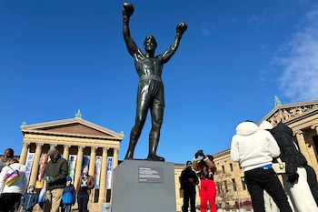 Visitantes observan la estatua de Rocky durante el RockyFest 2024, el 3 de diciembre de 2024, en el Museo de Arte de Filadelfia. (AP Foto/Tassanee Vejpongsa, Archivo)