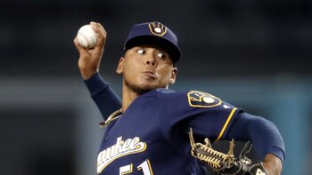 El dominicano Freddy Peralta gana