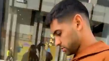 Video: el momento en el que un fanático del Arsenal se burló del Cuti Romero en las calles de Londres