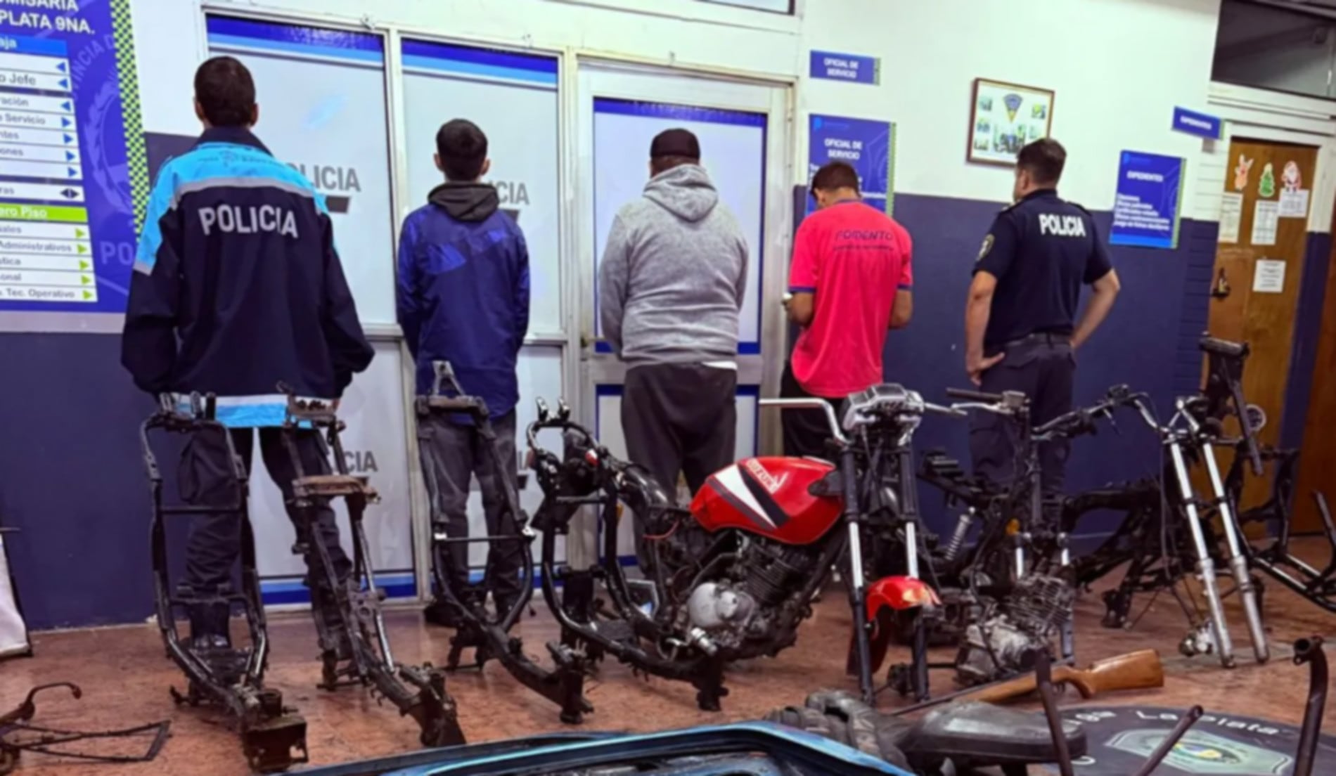 Tres personas fueron detenidas en una comisaría de La Plata, acusadas de operar un desarmadero clandestino de motos, con numerosas piezas desmanteladas y un arma incautadas (0221)