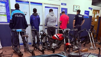 Desarticularon un desarmadero de motos en La Plata y hay tres hombres detenidos