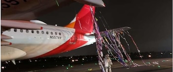 El avión habría colisionado con un globo de pirotecnia. No se registraron heridos. Foto: Tomado de Twitter de la cuenta @Conradoaviacion.
