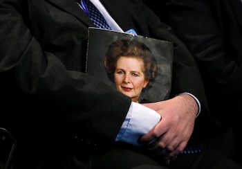 Un hombre lleva una foto