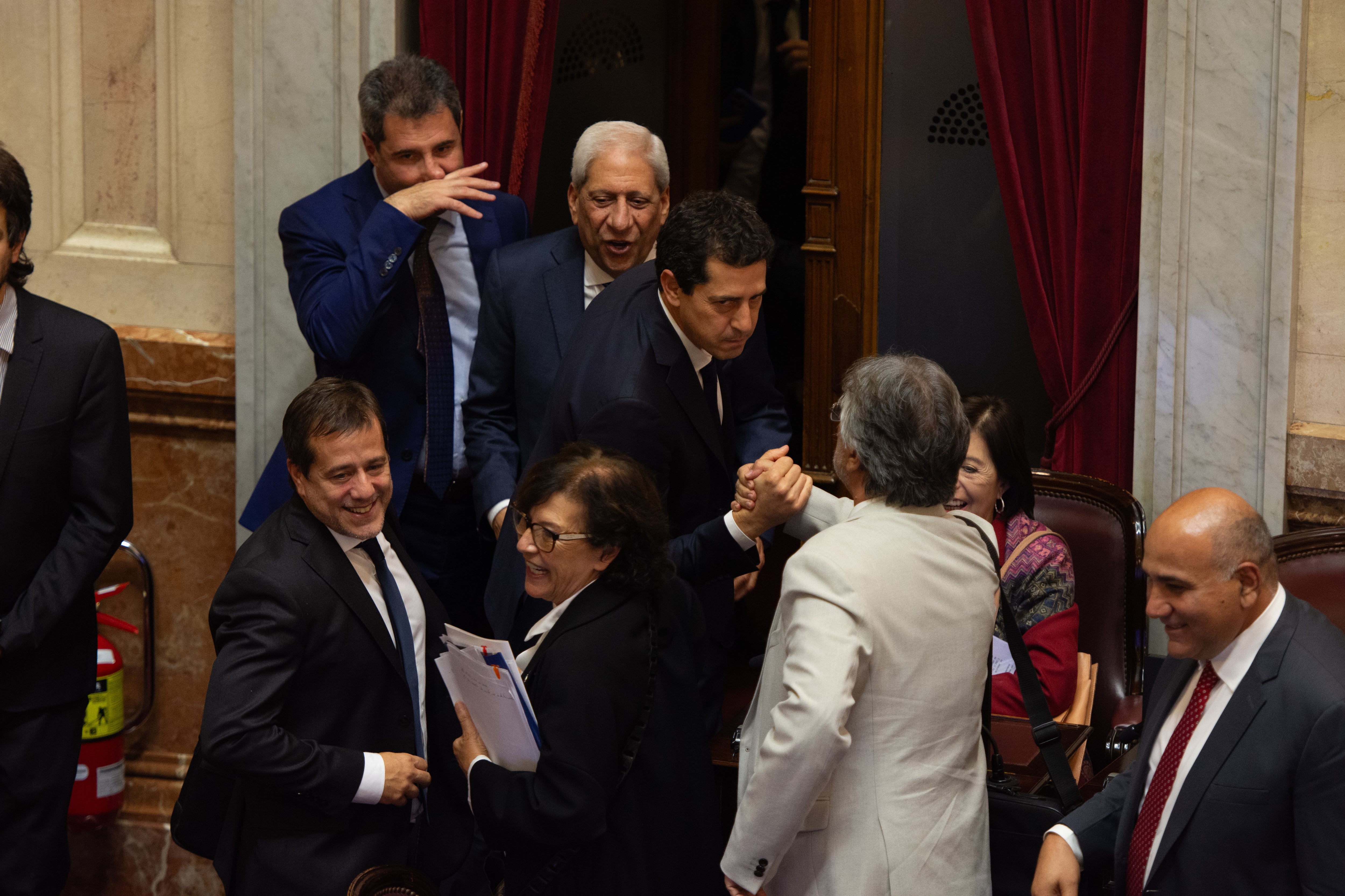 El kirchnerismo celebra la caída de Ficha Limpia, en mayo de 2025. De espaldas, el ahora full peronista Guillermo Andrada -saludo con el camporista Eduardo De Pedro-, premiado con un lugar en la bicameral Mixta Revisora de Cuentas tras un acuerdo con libertarios (RS Fotos)