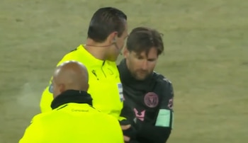 El árbitro se acercó al